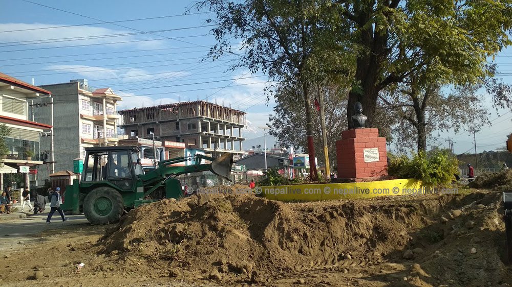 पोखराका सडक फराकिलो बनाउन \'आइल्यान्ड\' भत्काइँदै