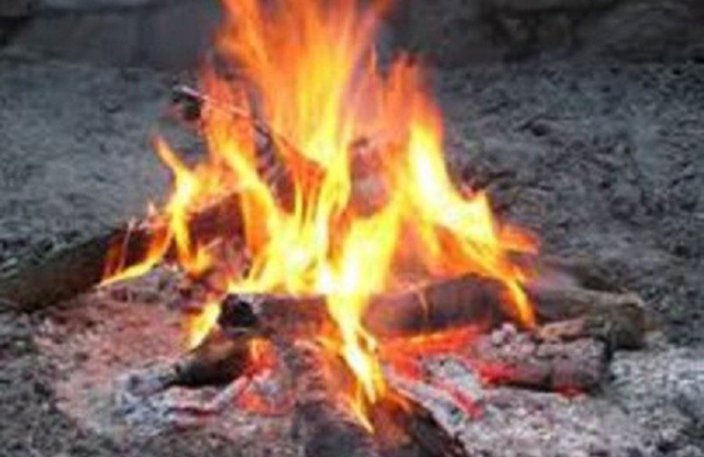 घरभित्र आगो बालेर सुत्दा निसास्सिएर छोराको मृत्यु, आमाको अवस्था गम्भीर