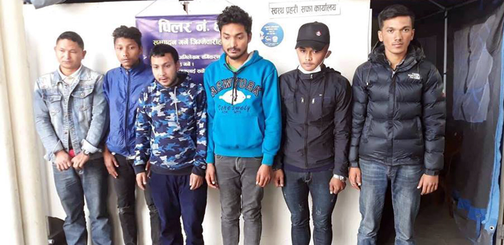 गैंडाको खागसहित सामाखुसीमा समातिए ६ युवक  
