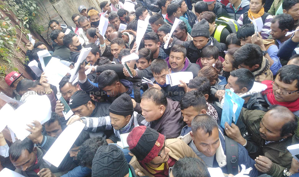 अनलाइन प्रणाली भए पनि श्रम स्वीकृति लिन घन्टौं लाइन, कार्यालयले ढिलो गर्दा जहाज छुट्छ : सेवाग्राही [भिडियो] 