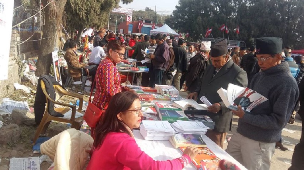 महासमिति बैठकस्थलका पुस्तक बिक्रेता भन्छन्– कांग्रेसका युवा नेता नै पढ्दैनन्