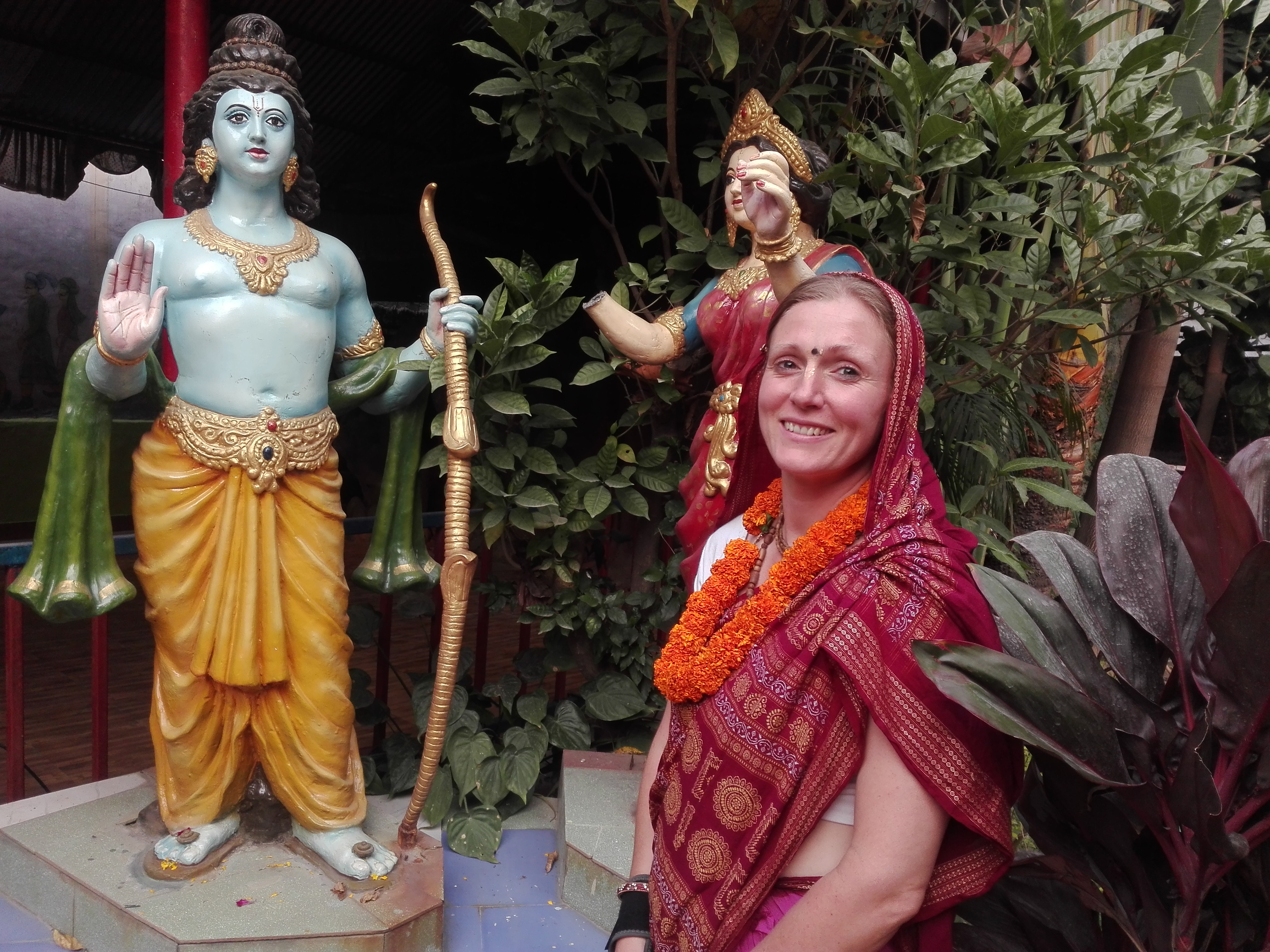 पूर्वीय दर्शनको वैज्ञानिक अभ्यासबारे प्रवचन दिँदै विदेशी नागरिक