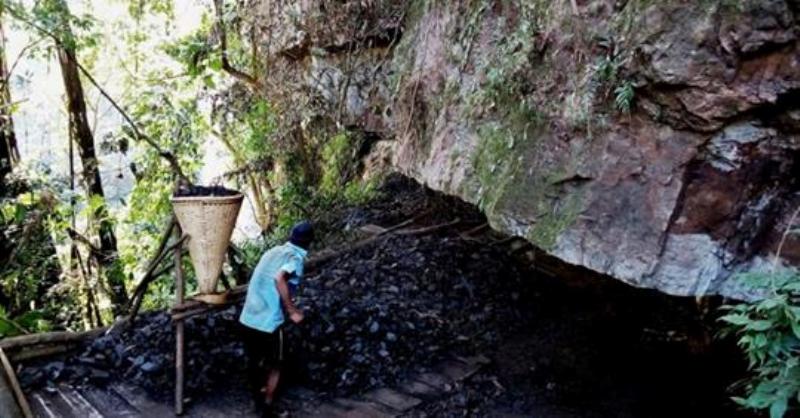 कोइला खानीमा पसेकाे बाढीले १३ कामदार बेपत्ता