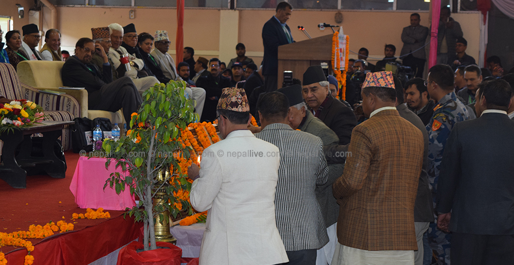 कांग्रेस महासमिति : विधान नपाएको भन्दै खैलाबैला, प्रकाशशरण महतले माइकको तार चुँडाएपछि बैठक स्थगित