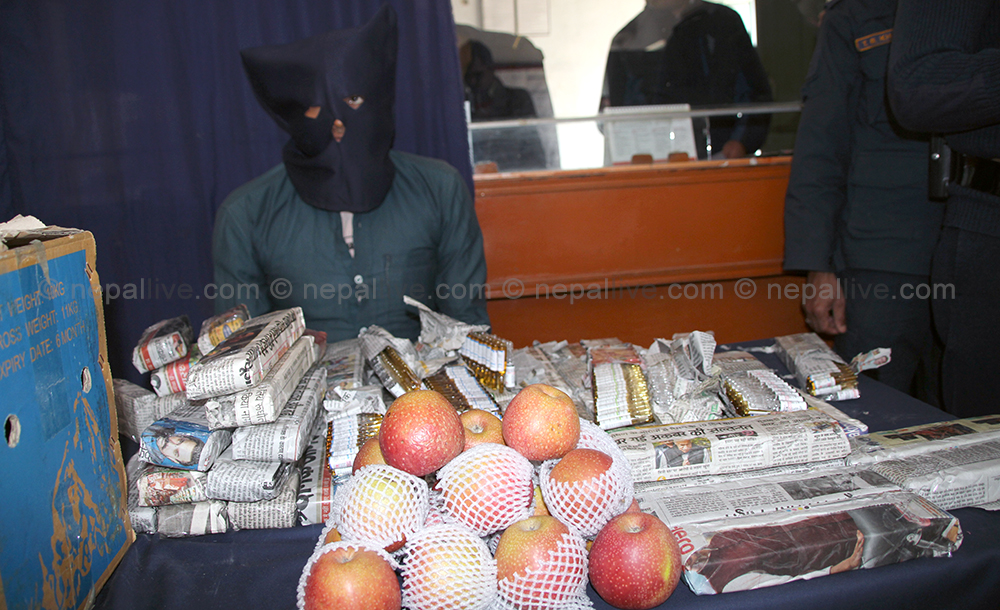 स्याउको पेटीमा लागुऔषध ओसारपसार गर्न लागेको अवस्थामा एक पक्राउ 