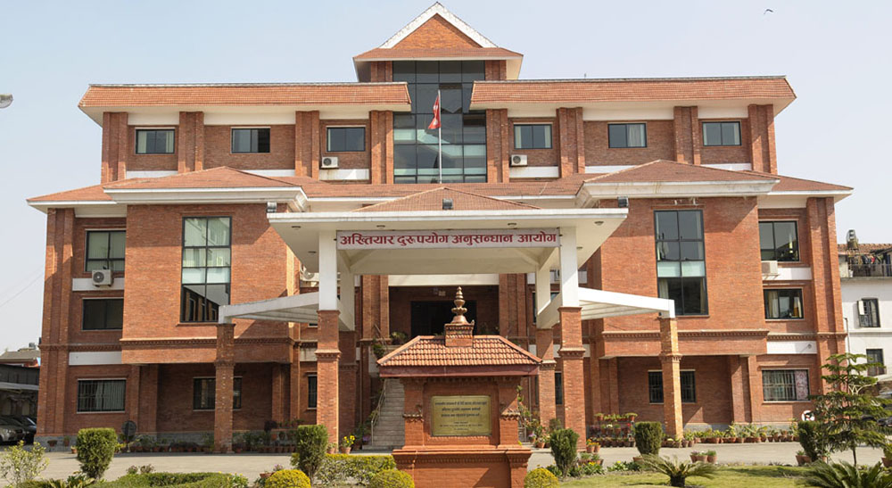 घुस लिँदै गरेको अवस्थामा म्याग्दीका सहायक वन अधिकृत समातिए