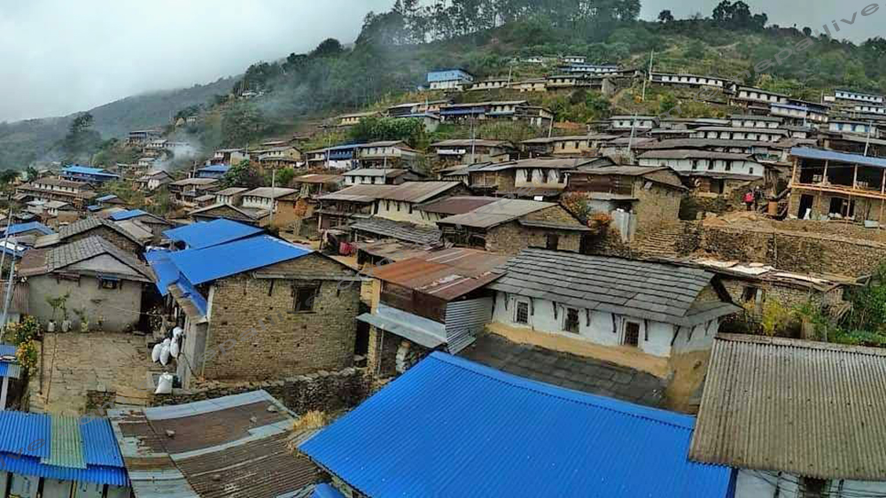 उक्लिँदै पर्यटक, ओर्लि‌दै गाउँले