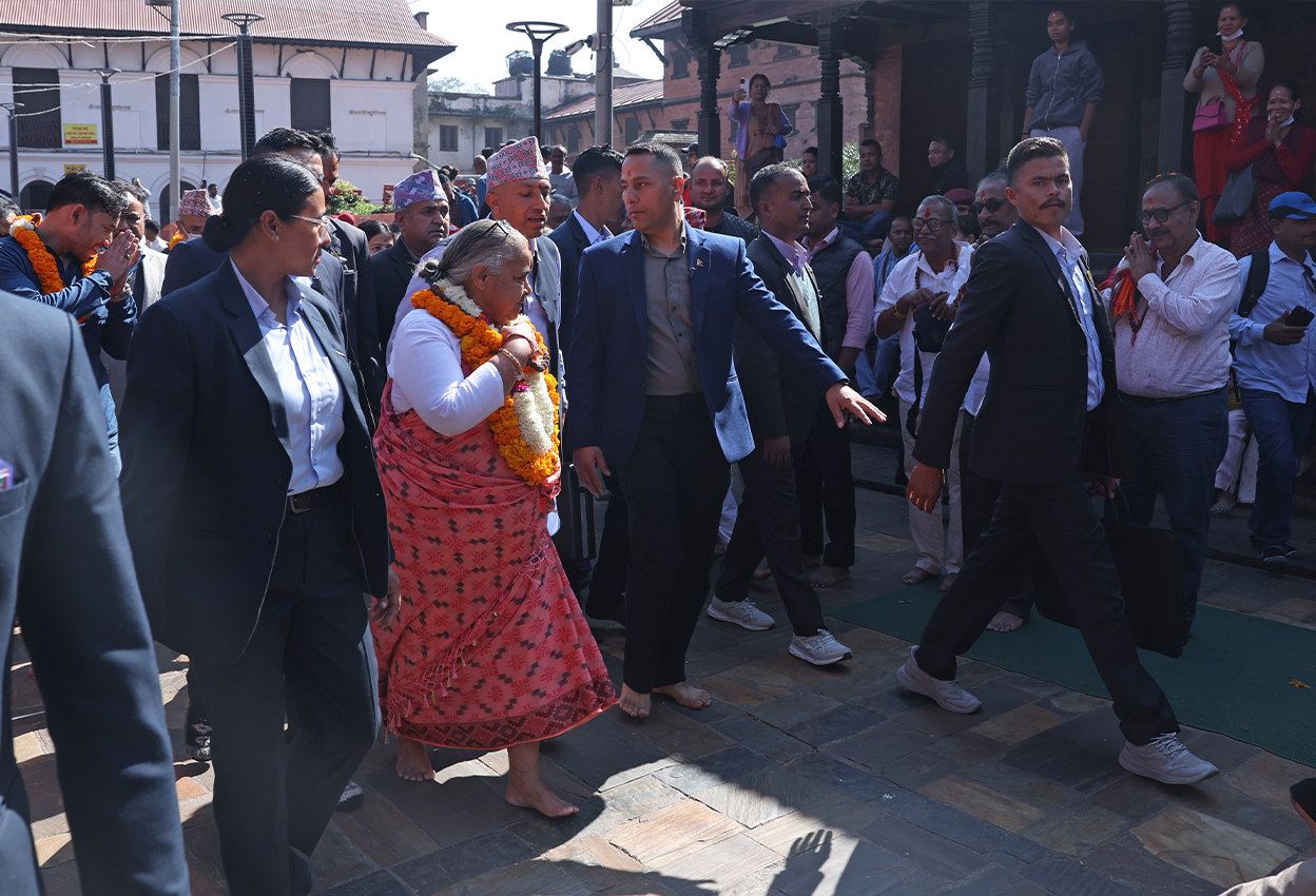 pm-sushila-karki-at-pashupatinath-tample-12346t-1762761647.jpg