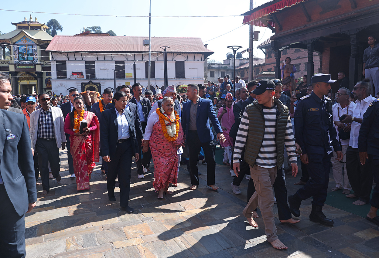 pm-sushila-karki-at-pashupatinath-tample-12346t54-1762761645.jpg